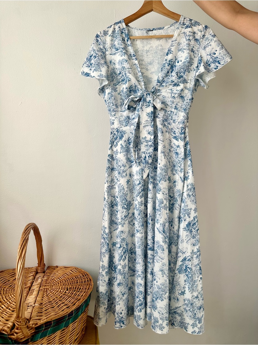 Blue/white floral print midi dress with tie front detail
Size xs